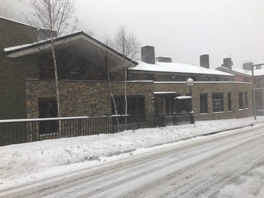 Apartaments Els Esquiadors Llorts Exteriör bild